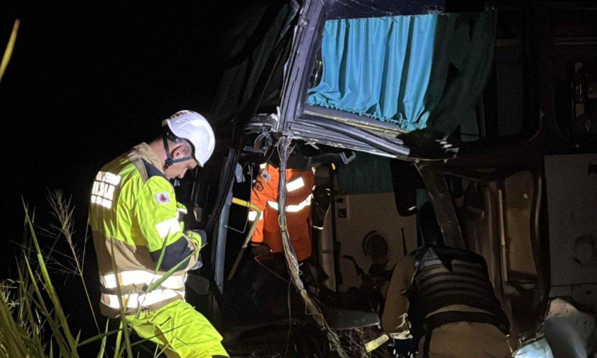 Acidente com ônibus de turismo deixa 1 morto e 20 feridos