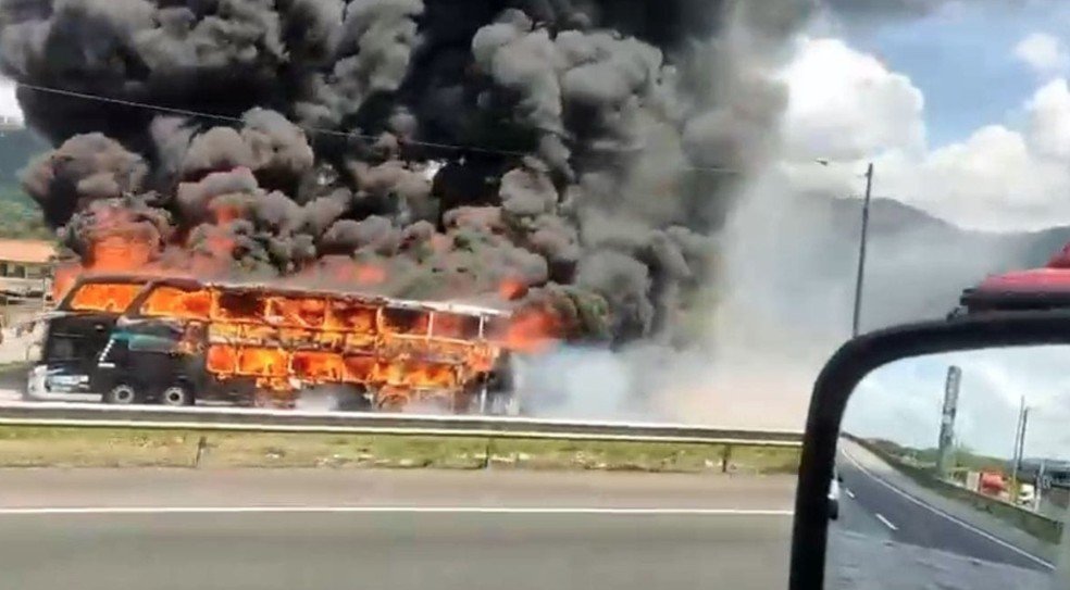 Ônibus pega fogo na BR-101