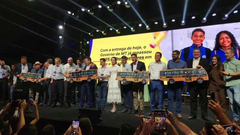 Governo de Mato Grosso entrega 300 ônibus escolares