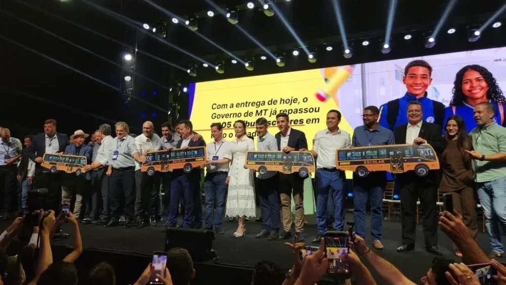 Governo de Mato Grosso entrega 300 ônibus escolares