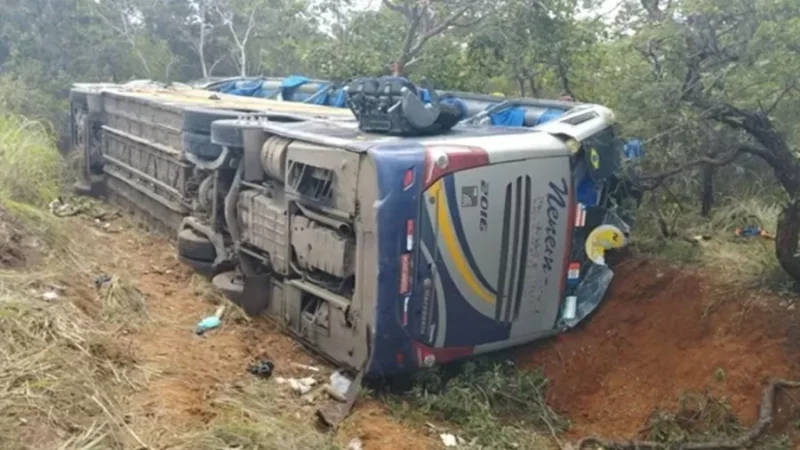 Acidente com ônibus na BR-251 deixa mortos e feridos no Norte de Minas