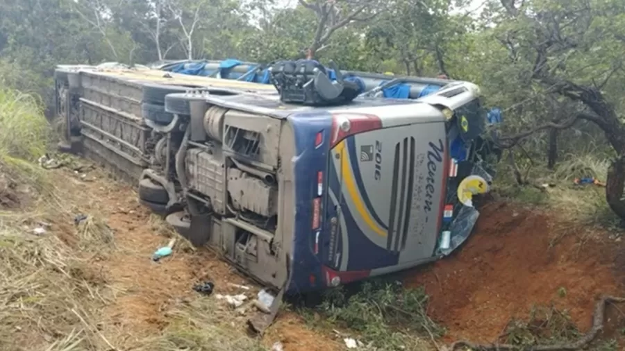 Acidente com ônibus na BR-251 deixa mortos e feridos no Norte de Minas