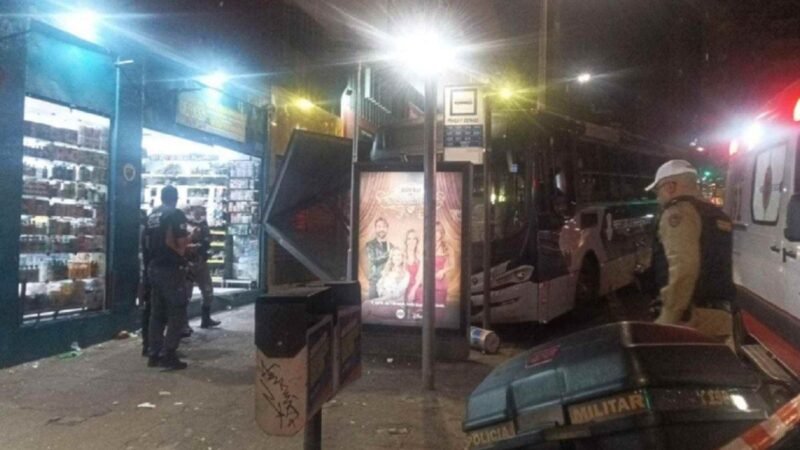 Ônibus invade calçada em BH, deixa feridos e motorista aponta falha
