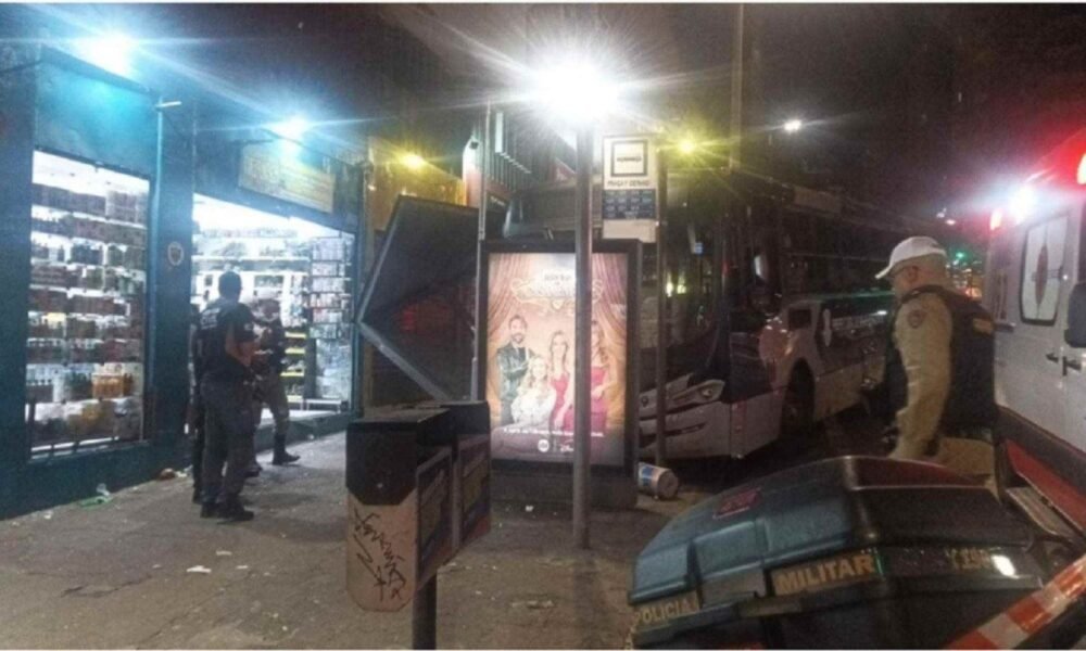 Ônibus invade calçada em BH, deixa feridos e motorista aponta falha