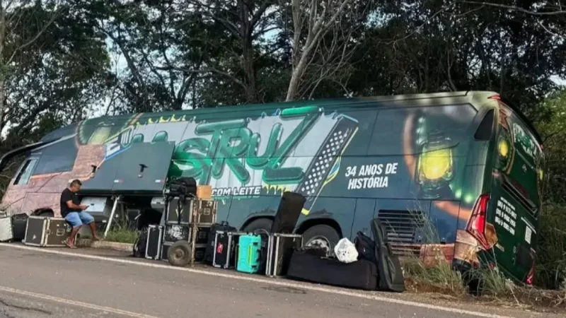 Ônibus da banda Mastruz com Leite sofre acidente na BR-226 e assusta fãs