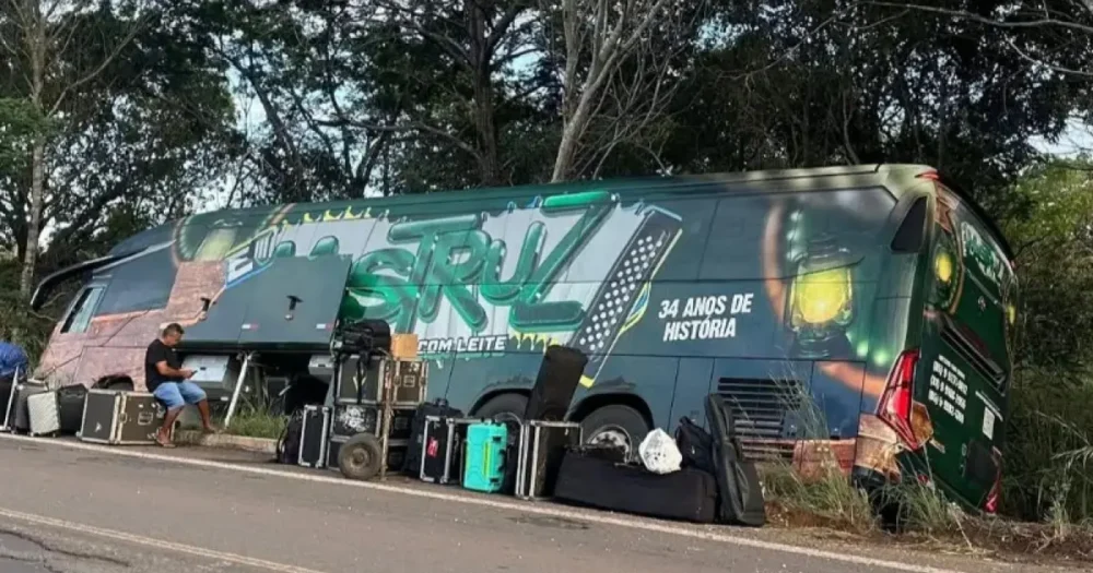 Ônibus da banda Mastruz com Leite sofre acidente na BR-226 e assusta fãs